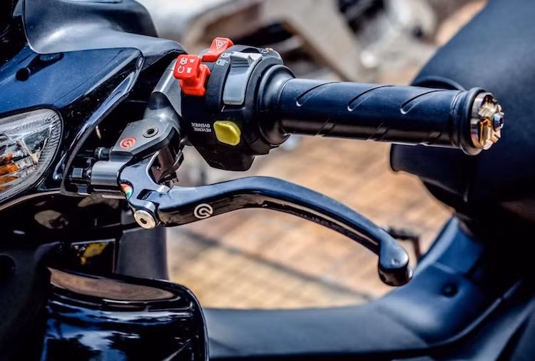 Trong khi đó, bên tay phải của chiếc xe máy côn tay cỡ nhỏ này cũng là cùm côn Brembo Billet cùng cùm công tắc rút gọn của Honeywell, hội tụ tất cả các công tắc cần thiết của một chiếc xe vào cùm.