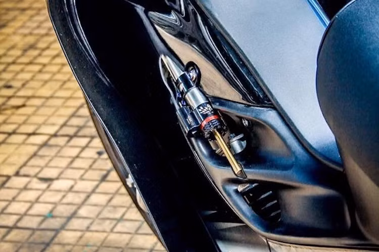 Nằm gọn ở bên lườn xe, một cây trợ lực Matris cũng đã được gắn khéo léo vào chiếc ZR125, khiến "cá mập" tốc độ cao này an toàn hơn khi chạy "max công".