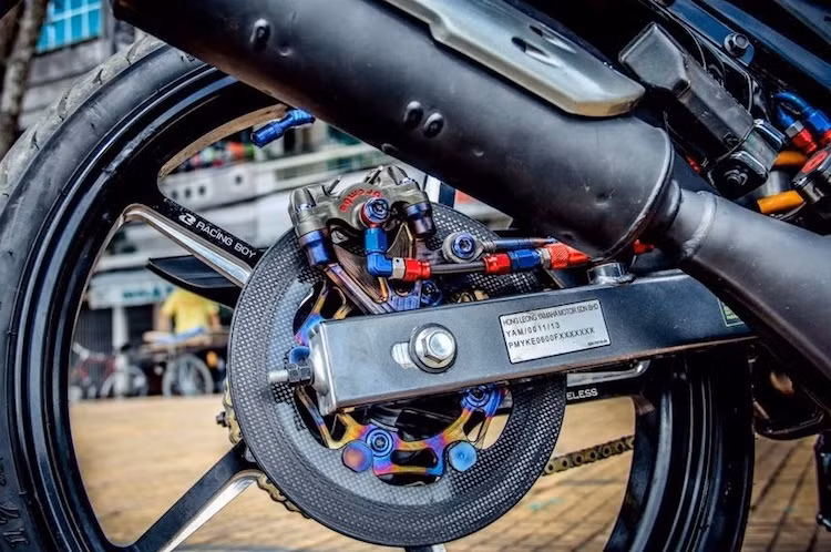 Tương tự như bánh trước của xe, bánh sau cũng được nâng cấp với heo Brembo Moto 3 và đĩa phanh bằng sợi carbon. Đi kèm với cặp mâm Racing Boy đẳng cấp là lốp Dunlop để đem tới độ bám đường tối đa.