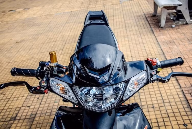 Tại Việt Nam, nhiều chiếc Yamaha 125ZR hiện tại đã được chủ sở hữu độ lại bằng cách này hay cách khác. Mới đây, một biker An Giang cũng đã "trình làng" bản độ 125ZR mới, với kiểu dáng nguyên bản nhưng gây ấn tượng đặc biệt bởi các phụ tùng "hàng khủng" ở 2 bánh.