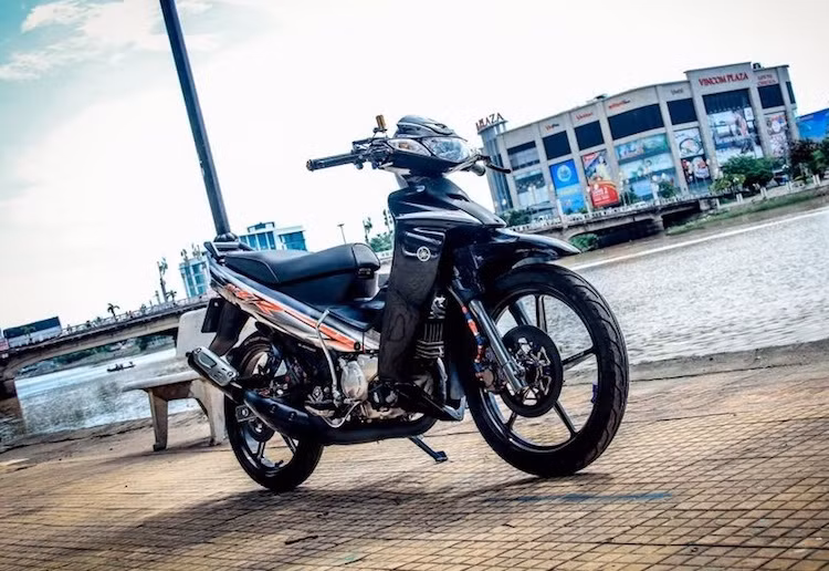 Còn được biết đến với tên gọi Yamaha Z125 hay "Ya cá mập" theo cách gọi của dân chơi xe Việt, xế nổ Yamaha 125ZR dù đã ra mắt gần 20 năm tại Đông Nam Á nhưng tới nay vẫn rất được dân chơi ưa chuộng. Thành công của 125ZR có được là nhờ vào động cơ 2 kỳ mạnh mẽ và kiểu dáng sắc sảo, ấn tượng.