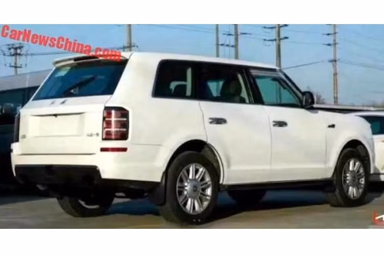 Ở phía sau, mối liên hệ với Range Rover càng thể hiện rõ với cặp đèn hậu đặt dọc, nằm trong tổng thể đuôi xe với thiết kế đơn giản. Dòng chữ Hongqi viết bằng chữ Hán nằm chính giữa đuôi xe. Dù trông có vẻ như sử dụng công nghệ LED nhưng trên thực tế, đèn hậu của LS5 chỉ là các bóng sợi đốt bình thường được "giấu" trong những dải nhựa.