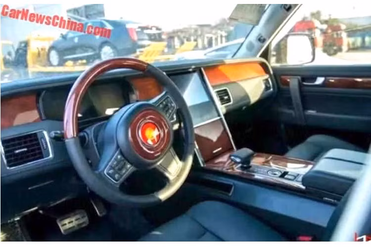 So với những mẫu xe Trung Quốc bình thường, Hongqi LS5 có nội thất sang trọng và ấn tượng hơn hẳn. Bên trong xe được ốp gỗ và bọc da cao cấp, đồng thời có đầy đủ các hệ thống thông tin giải trí, bảng đồng hồ kỹ thuật số... tương đương với các dòng xe cao cấp châu Âu.