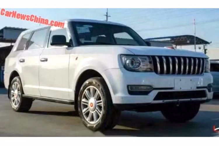 Không khó để có thể nhận ra cảm hứng của Hongqi LS5 lấy cảm hứng từ những chiếc xe SUV hạng sang Range Rover của Anh với thân xe vuông vức tương tự. Tuy nhiên để tạo sự khác biệt, hãng cũng đưa vào một số chi tiết riêng như phần đầu với lưới tản nhiệt nan dọc đặc trưng. Có tên gọi Hongqi, LS5 mang rất nhiều hình ảnh của lá cờ đỏ của Đảng Cộng Sản trên thân xe, chẳng hạn như trên nắp ca-pô hay dè trước.