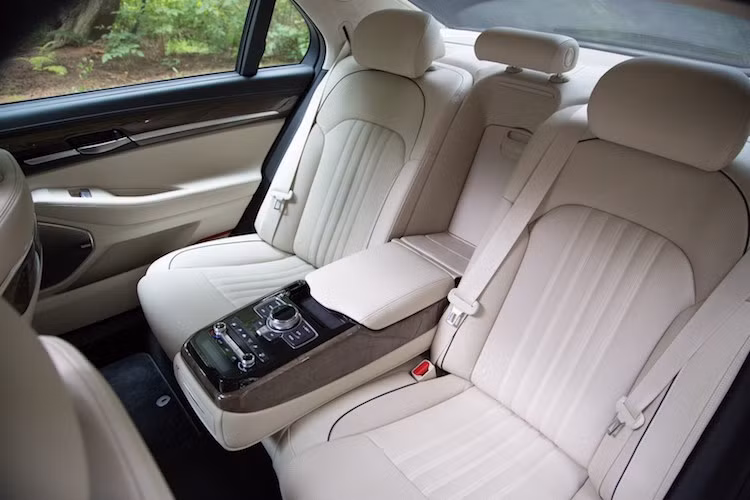 Ở bên trong nội thất, phiên bản cao cấp nhất Genesis G90 5.0 Ultimate sẽ có sẵn hệ thống thông tin giải trí dành riêng cho hàng ghế sau với 2 màn hình HD độc lập có kích cỡ 10,3 inch. Trong khi đó, mọi chiếc Genesis G90 nay cũng có đầu chơi CD/DVD nằm ở bên trong hộp đựng găng tay.