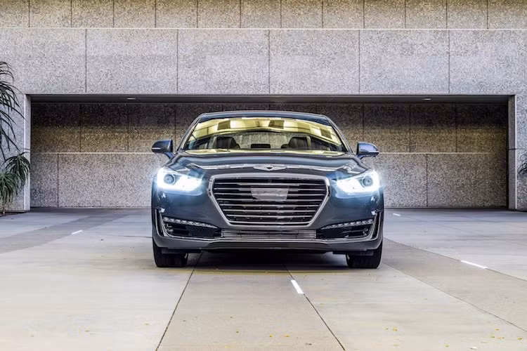 Về thiết kế, Genesis G90 2018 không có sự khác biệt so với đời 2017. Thay đổi duy nhất của chiếc xe ở bên ngoài là cặp đèn pha LED ở phía trước với tính năng "bẻ cong" luồng sáng theo hướng quay của trục trước được trang bị ở mọi phiên bản của chiếc xe.
