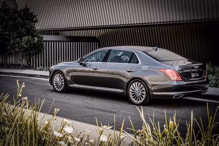 Được thiết kế để cạnh tranh với các đối thủ Mercedes S-Class, BMW 7-Series, Audi A8, Lexus LS và Cadillac CT6, Genesis G90 2018 hiện chưa có giá chính thức tại Mỹ. Tuy nhiên, chắc chắn rằng chiếc xe sẽ được bán với giá cực kỳ hấp dẫn so với những đối thủ tương đương.