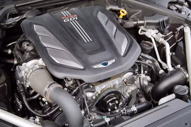 Tại Mỹ, Genesis G90 2018 vẫn sẽ được bán với 2 phiên bản động cơ xăng chính: V6 3.3l tăng áp kép với công suất tối đa 365 mã lực cùng mô-men xoắn cực đại 509 Nm và V8 5.0l nạp khí tự nhiên mạnh 420 mã lực/519 nm.