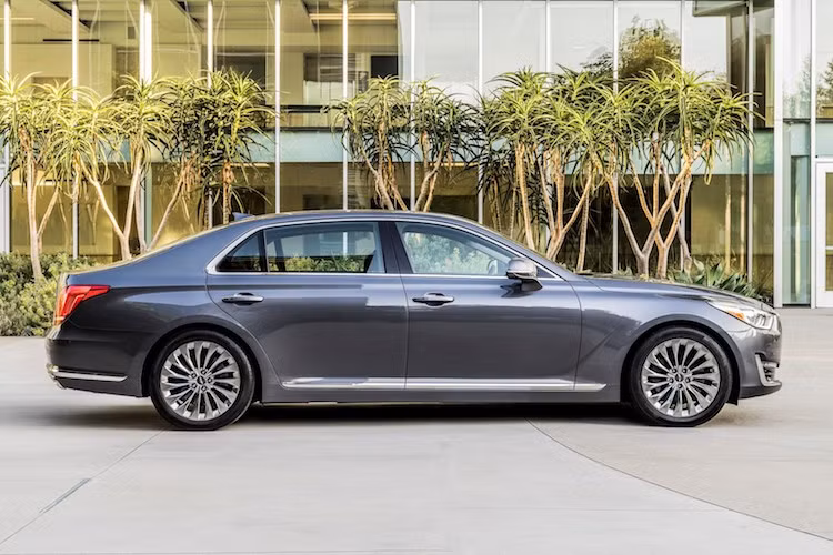 Cả 2 động cơ này đều được kết hợp với hộp số tự động 8 cấp và hệ dẫn động cầu sau. Tuy nhiên, khách hàng cũng có quyền lựa chọn hệ thống dẫn động 4 bánh H-Trac của Hyundai để có độ bám đường tốt hơn.