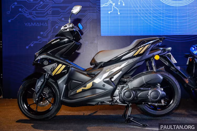 Điểm khác biệt chính của NVX 2017 ở Malaysia là các lựa chọn màu sắc và tem dán khác nhau. Chiếc xe sẽ có 3 màu là đen, đỏ và xanh GP. Trong đó, bản xanh GP có tem thiết kế tương tự các dòng sportbike R-Series 2017 và 2 phiên bản còn lại có tem sọc cùng chữ NVX chạy dọc thân xe khá thể thao.