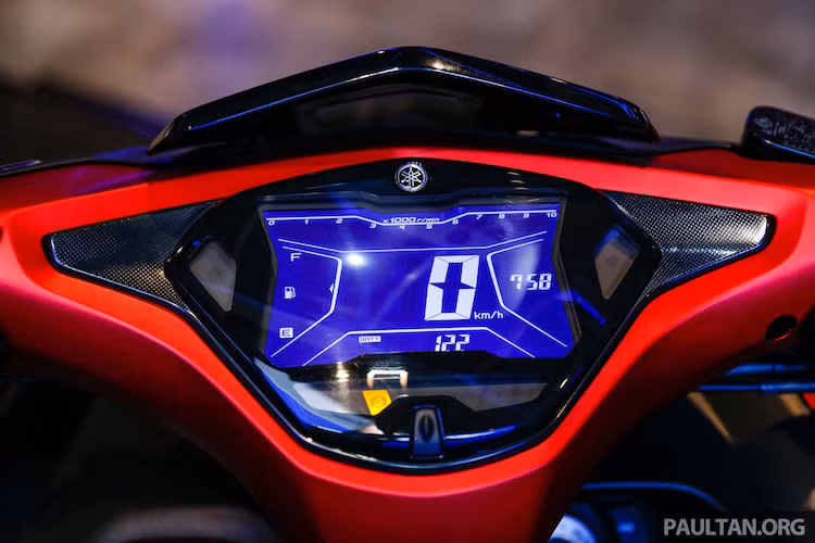 Xe vẫn được trang bị hệ thống phanh ABS cho bánh trước. Ở phía trên tay lái, điểm nhấn của NVX là bảng đồng hồ. Là một màn hình LCD đơn sắc cùng một số đèn báo khác, bảng đồng hồ này cung cấp đầy đủ các thông tin vận hành quan trọng của chiếc xe. Thay vì chữ đen trên nền trắng như thường thấy, đồng hồ này phá cách với chữ trắng trên nền xanh.