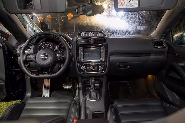 Dựa trên cơ sở mẫu hatchback Volkswagen Golf thế hệ thứ 6, nội thất của Scirocco R cũng có thiết kế tương tự. Là phiên bản cao cấp nhất của dòng Scirocco, chiếc xe được trang bị sẵn các ghế ngồi bọc da Vienna, hàng ghế trước chỉnh điện 14 hướng, gương hậu chống chói, điều hòa tự động 2 vùng...
