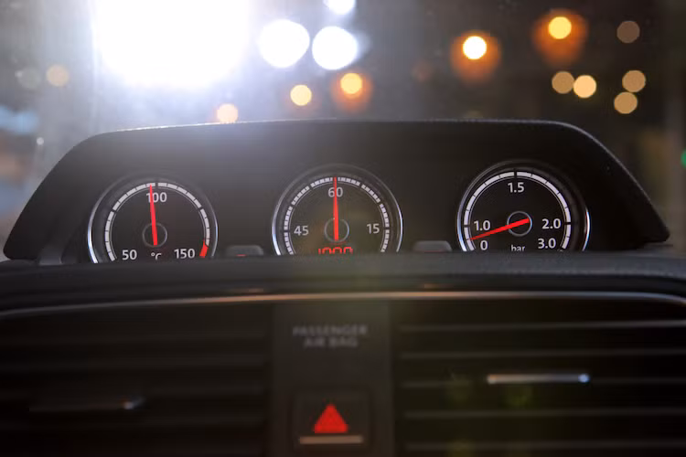 Hướng tới phong cách thể thao, chiếc xe có thêm bộ 3 đồng hồ nằm trên bảng táp-lô với các chức năng như đo nhiệt độ dầu, bấm thời gian và đo áp suất tăng áp. So với phiên bản thường, Scirocco R còn có điểm đặc biệt là vô-lăng thể thao vát đáy và cụm pedal bằng nhôm. Các trang bị an toàn của xe gồm ABS, EBD, hệ thống kiểm soát lực kéo, phanh khẩn cấp...