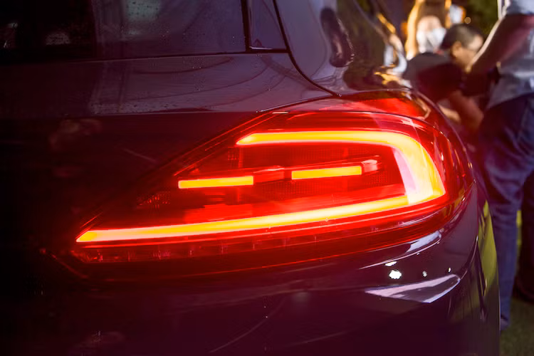 Là phiên bản sau nâng cấp giữa vòng đời, Scirocco R phiên bản 2017 vừa tới Việt Nam cũng đã được nâng cấp hàng loạt các chi tiết so với những đời Scirocco trước năm 2014. Cụ thể hơn, cụm đèn pha trước của xe nay đã được tích hợp thêm đèn LED chiếu sáng ban ngày. Ngoài ra, đèn hậu LED mới cũng được thiết kế lại chóa bên trong.