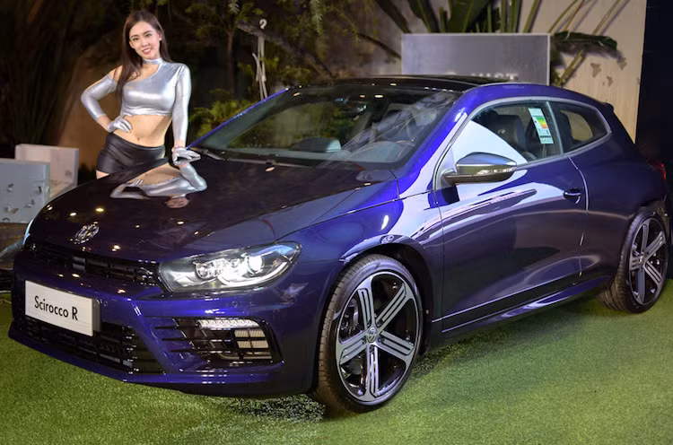 Tại thị trường ôtô Việt Nam, mức giá chính thức được Volkswagen đưa ra cho Scirocco R là 1,799 tỷ đồng. Xe sẽ được phân phối tại Việt Nam với số lượng giới hạn 30 chiếc và có tổng cộng 7 lựa chọn khác nhau.