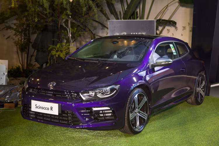 Vốn đã là một mẫu xe có kiểu dáng bắt mắt, Scirocco R càng trở nên ấn tượng hơn so với phiên bản thường với hàng loạt các thay đổi ngoại thất mới. Không chỉ có bộ bodykit thể thao, chiếc xe còn có thêm cánh đuôi gắn trên cửa sau và bộ mâm 5 cánh 2 tông màu với đường kính lên tới 19 inch - khá lớn so với một mẫu hatchback hạng C.