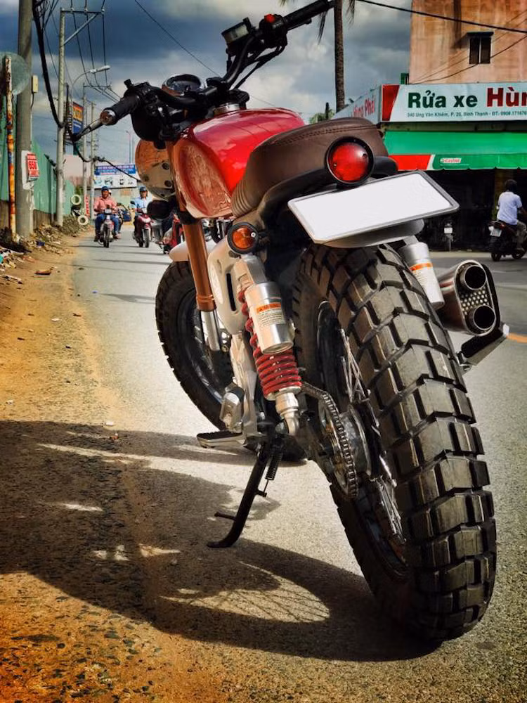 Đi theo phong cách scrambler, xưởng độ Tự Thanh Đa tại Sài Gòn đã hoàn toàn "lột xác" chiếc naked bike Suzuki EN150A trở thành một mẫu xe côn tay với kiểu dáng khỏe khoắn và cổ điển.