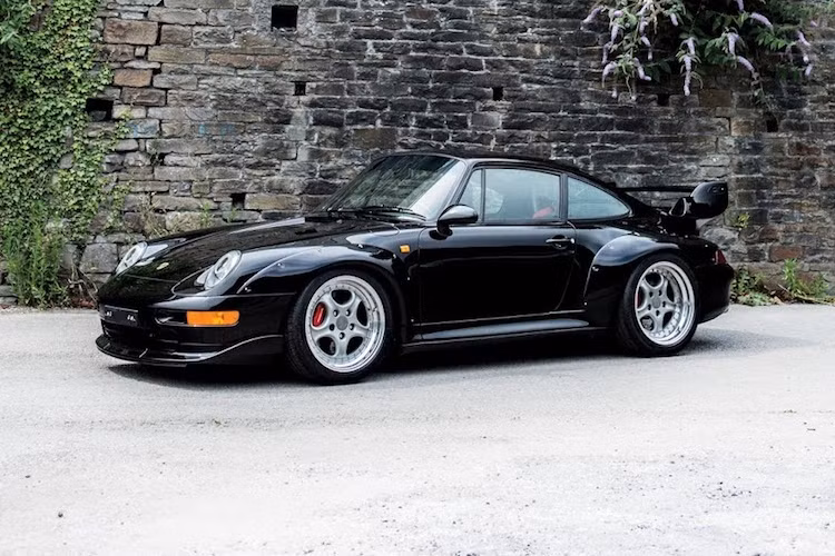 Ra mắt lần đầu vào năm 1993, siêu xe Porsche 911 GT2 vốn là một mẫu xe đua được chế tạo để tham gia vào các thể thức đua GT khác nhau của Liên đoàn đua ôtô Thế giới (FIA). Chiếc GT2 đầu tiên dựa trên phiên bản 911 Turbo thuộc thế hệ Porsche 911 993, nhưng có trọng lượng nhẹ hơn do chỉ dẫn động cầu sau thay vì 4 bánh.