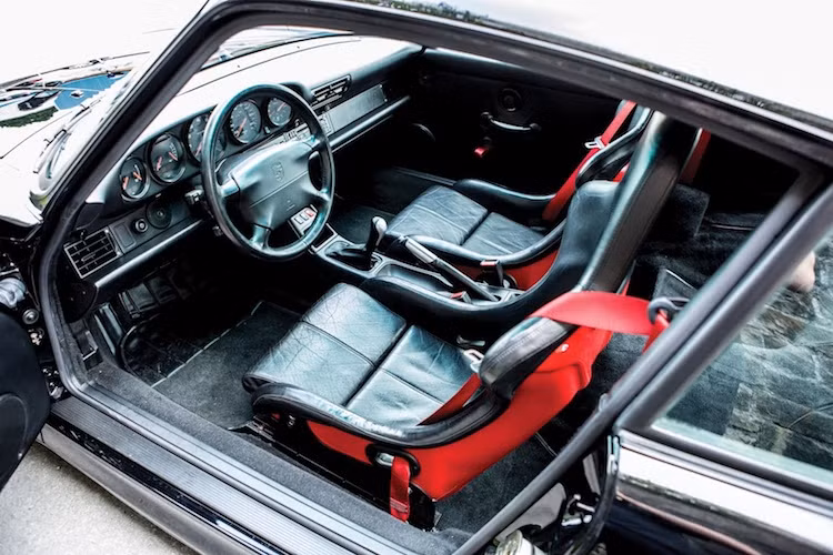 Ở bên trong nội thất, 911 GT2 có các trang bị tiện nghi ở mức tối thiểu khi chiếc xe chỉ có hệ thống điều hòa. Chiếc xe có cặp ghế giống xe đua và vô-lăng thể thao, trong khi bảng táp-lô hoàn toàn không có thay đổi gì so với các phiên bản 911 khác.