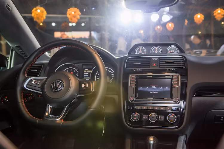 Ở bên trong nội thất, Scirocco GTS có thiết kế không đổi so với trước khi nâng cấp giữa vòng đời. Tuy nhiên cabin của xe đã trở nên "sang" hơn khi được bọc trong da Vienna, hệ thống thông tin giải trí Composition Media với màn hình cảm ứng và kết nối điện thoại thông minh, điều hòa tự động 2 vùng độc lập...