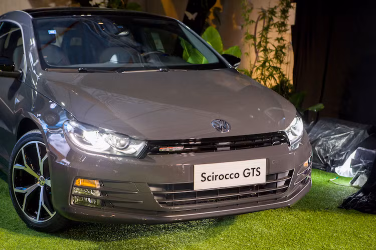 Động cơ được trang bị cho mẫu xe Scirocco GTS 2017 là loại 4 xi-lanh thẳng hàng 2.0l tăng áp TSI, giúp công suất xe đạt 208 mã lực, mô men xoắn chạm mốc 280 Nm. Xe sử dụng hộp số tự động ly hợp kép 6 cấp DSG đặc trưng của Volkswagen và dẫn động cầu trước.