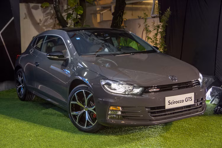 Thuộc đời Scirocco facelift, Scirocco GTS vẫn sở hữu thiết kế hatchback 3 cửa thể thao "lai" coupe độc đáo, nhưng có bộ bodykit thiết kế lại thể thao hơn so với đời cũ. Ngoài ra, chiếc xe còn sở hữu cụm đèn trước bi-xenon thay đổi luồng sáng theo góc đánh lái, điều chỉnh độ sáng tự động và đèn hậu LED với chức năng "Coming Home" - tự giữ sáng khi về nhà.