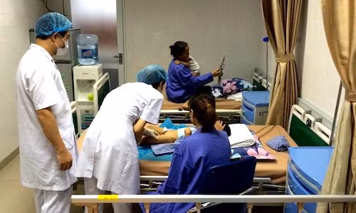 Hang chuc tre bi sui mao ga o Hung Yen: Noi an han cua phu huynh