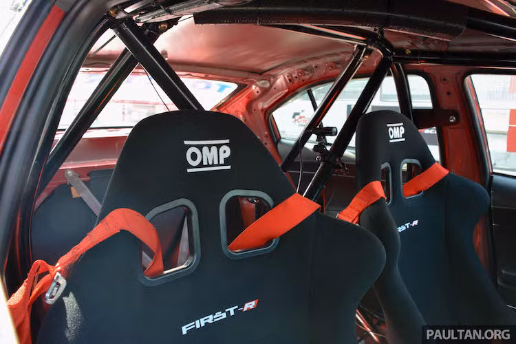 Để giảm tối đa trọng lượng, toàn bộ các tiện nghi như điều hòa, hệ thống giải trí và các tấm cách âm của phiên bản thường đã bị vứt bỏ. OMP cũng là hãng cung cấp những chiếc ghế đua First-R cùng dây an toàn 4 điểm cho Vios Challenge. Ở phía sau, hàng ghế nguyên bản của chiếc xe cũng đã bị loại bỏ, thay vào đó là bộ khung thép gia cường.