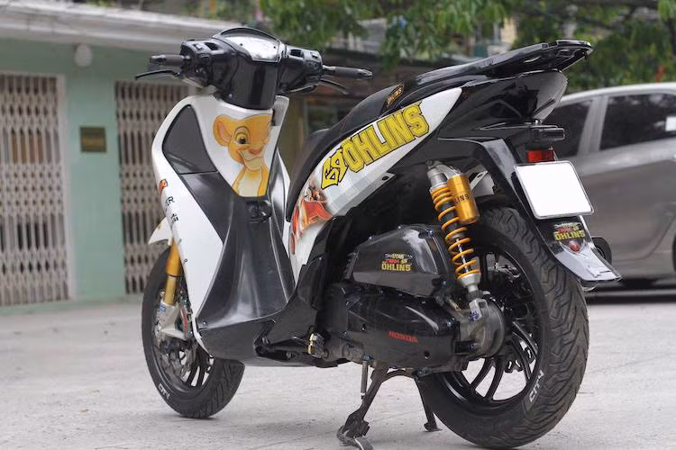 Chiếc xe tay ga Honda SH thuộc thế hệ thứ 6 đã được một người chơi xe Hà Nội độ lại cực "khủng" với nhiều phụ tùng đắt giá lấy từ các dòng superbike "đình đám" Thế giới.