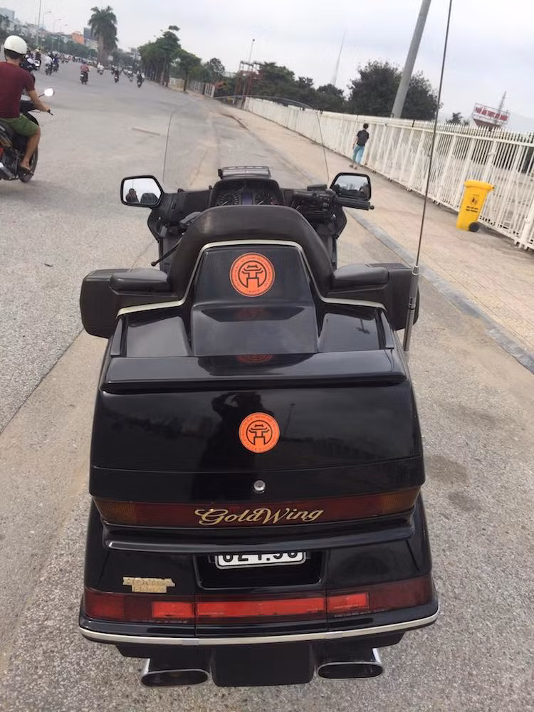 Giống như các dòng xe touring khác, GL1500 cũng được trang bị các thùng đồ ở phía sau và hai bên thân xe. Tuy nhiên do hướng tới khí động học và vẻ đẹp, những chi tiết này được tích hợp thẳng vào thiết kế thân vỏ và không thể tháo rời. Điều này khiến Goldwing GL1500 có vẻ đẹp "trường tồn", khiến nó được sản xuất tới tận năm 2000.