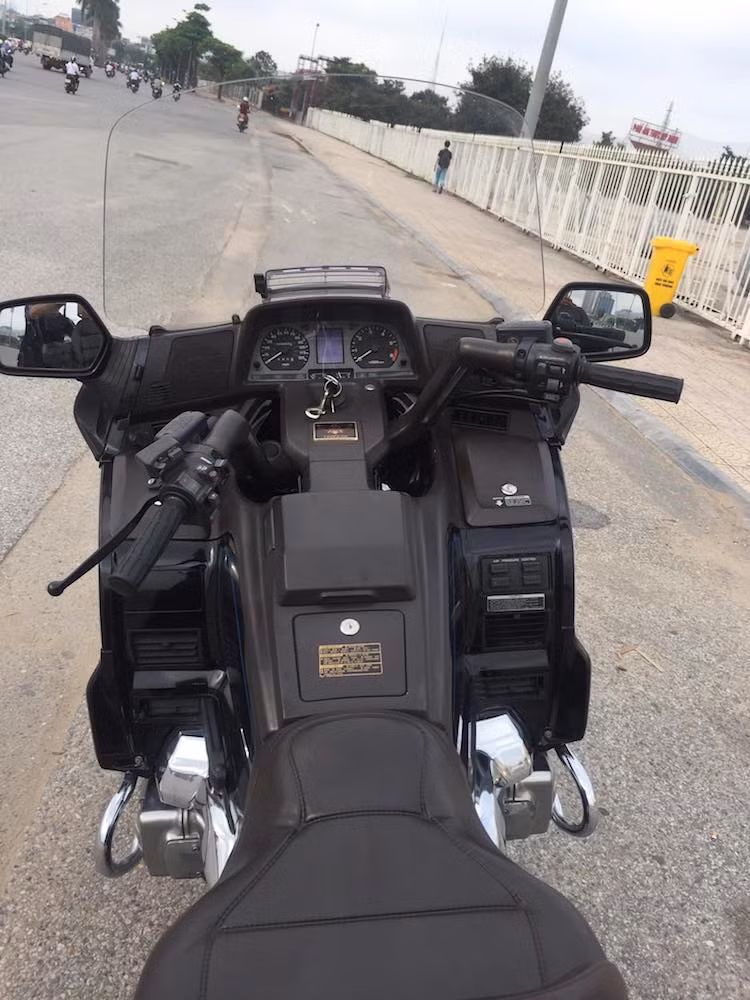 Tay lái của Goldwing có thiết kế vươn cao và dài về phía sau để tạo tư thế ngồi thoải mái khi đi trên đường trường. Là một mẫu xe touring, xung quanh Goldwing GL1500 có khá nhiều các khoang, hộc chứa đồ. Dù ra mắt từ khá lâu nhưng chiếc xe vẫn có hệ thống giải trí độc lập với đầu cassette/radio và loa ngoài.