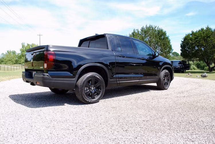 So với thế hệ trước, Ridgeline mới dài hơn tới 10 cm và rộng hơn 13,7 cm. Điều này giúp cho Honda không chỉ tăng được không gian khoang lái mà còn cả kích thước thùng xe, với thùng đạt chiều rộng 1,22 mét. Khác với các dòng bán tải khác, Ridgeline sử dụng cấu trúc khung nguyên khối unibody thay vì thân trên khung.