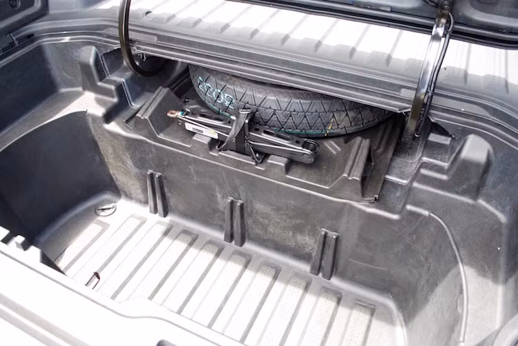 Chưa dừng lại ở đó, phía dưới thùng hàng còn có thêm một ngăn chứa đồ rộng tới mức một người có thể chui vào, kèm theo một bộ biến tần AC với công suất 400 watt, biến Ridgeline trở thành chiếc bán tải lý tưởng cho những hoạt động ngoài trời.