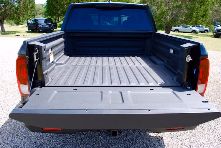 Nắp thùng hàng phía sau của chiếc xe cũng được thiết kế rất độc đáo với bản lề kép, có thể mở theo 2 chiều. Bản thân thùng hàng cũng được tráng lớp phủ chống xước và thậm chí là có 6 loa đặt ẩn bên với tổng công suất 540 watt để phát nhạc từ hệ thống âm thanh trong xe khi cắm trại.