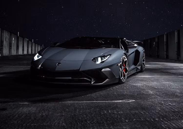 Không chỉ dừng lại ở ngoại thất, khối động cơ 6.5l V12 của Aventador SV Roadster cũng được Novitec "để mắt" bằng cách chạy lại ECU và thay hệ thống xả mới, có trọng lượng nhẹ hơn gần 23 kg. Tuy nhiên, chi tiết độ mang tính quyết định đó là bộ siêu nạp được lắp trên động cơ.