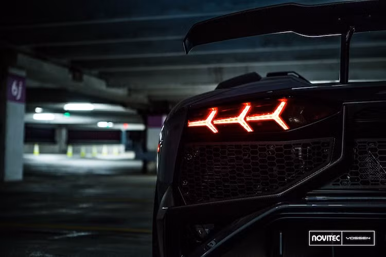 Toàn bộ các chi tiết trên đều đã được Novitec làm 100% bằng sợi carbon để "giữ cân" cho Aventador SV Roadster. Ngoài ra, các chi tiết khí động học này còn đã được Novitec thiết kế, tính toán và thử nghiệm kỹ càng trong hầm gió, nhằm bảo đảm độ ổn định của thân xe ở mọi tốc độ trên đường.