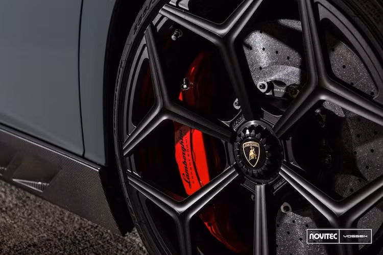 Một điểm đặc biệt không thể không nhắc đến của bản độ Torado Aventador SV Roadster đó là bộ mâm hợp kim CNC được hãng Vossen "thửa riêng" cho chiếc xe, với thiết kế 6 cánh đẹp mắt cùng kích thước lên tới 20 inch cho bánh trước và 21 inch cho bánh sau.