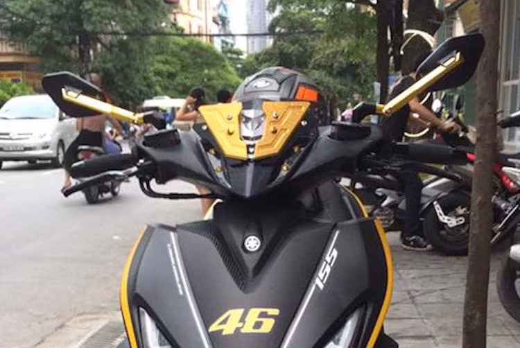 Nằm ở phía trên đầu xe, cặp gương chiếu hậu nguyên bản đã được thay bằng gương Rizoma Ellise bằng nhôm sắc sảo hơn và trùng màu với xe. Trong khi đó, mặt nạ trước bằng nhựa nguyên bản của NVX 155 cũng đã được thay bằng mặt nạ đồ chơi vốn dành cho mẫu naked bike TFX 150.