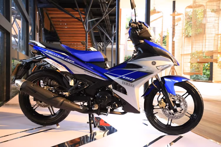 5. Exciter 150: Tháng 12/2014, Yamaha Việt Nam trình làng mẫu Exciter với động cơ 150 phân khối. Động cơ phun xăng điện tử 150cc được xem là mạnh nhất trong số động cơ xe gắn máy được sản xuất ở Việt Nam. Ngoài ra, lốp không săm bản rộng, phanh đĩa cỡ lớn và thiết kế tiệm cận dòng môtô phân khối lớn là những điểm thu hút người dùng. Ở thế hệ Exciter 150 phân khối này, bản côn tự động cũng hoàn toàn được loại bỏ để sử dụng côn tay 5 số thể thao.