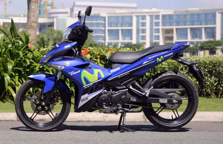 7. Exciter 150 Movistar: Tháng 11/2015, Yamaha Việt Nam tung ra phiên bản giới hạn Exciter 150 với bộ tem Movistar. Đây là logo quen thuộc trên các mẫu xe đua MotoGP của đội đua Yamaha. Số lượng sản xuất model này chỉ 10.000 chiếc, mức giá 45,99 triệu đồng.