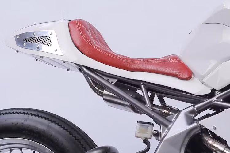 Theo đúng phong cách cafe racer, chiếc xe cũng đã được độ lại phần khung phụ phía sau để có thể lắp được đuôi với "gò" đặc trưng và bộ yên solo bọc da cổ điển. Khối động cơ 2 xi-lanh 250 cc nguyên bản của xe chỉ có thay đổi duy nhất là hệ thống xả "hàng thửa" với pô giấu dưới đuôi xe.