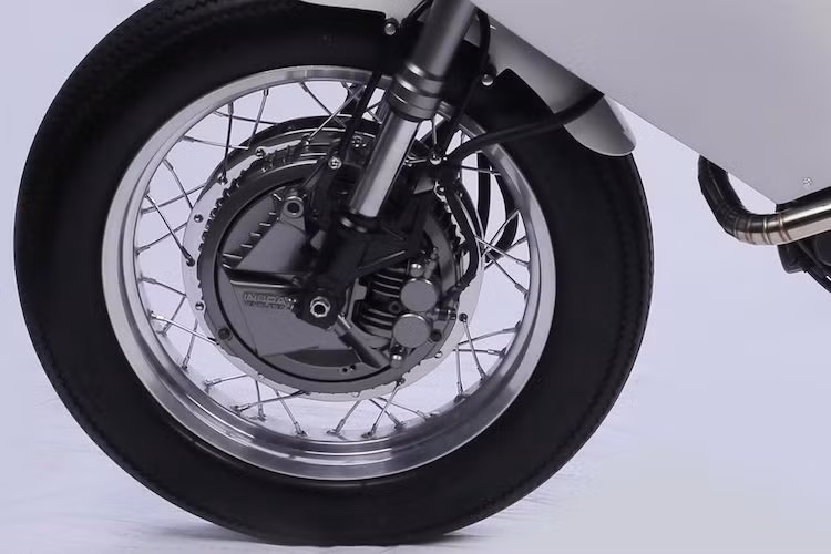Hệ thống phuộc USD trước của CBR250RR được giữ nguyên, tuy nhiên mâm 7 cây đúc nguyên bản của xe đã được thay bằng vành nan kích thước 18 x 2,5 inch kèm lốp Firestone Deluxe 18 x 3,5 inch để có dáng cổ điển. Đặc biệt, hệ thống phanh và moay-ơ của xe là "hàng tháo xe" Honda CBX550, với điểm đặc biệt là phanh đĩa được bảo vệ bởi lớp vỏ ngoài.