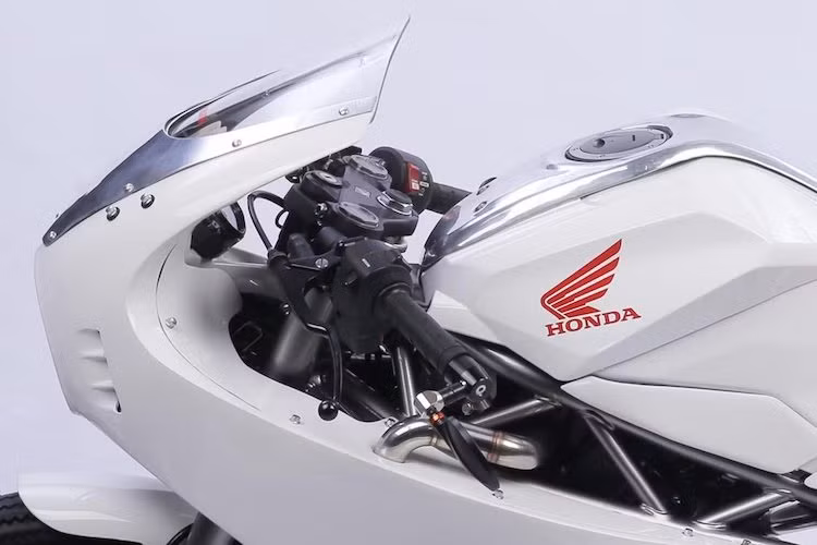 Vẫn muốn thúc đẩy doanh số của CBR250RR hơn nữa, Honda Indonesia đã liên hệ với một số xưởng độ tại quốc gia này, nhằm tạo ra những mẫu xe "hàng thửa" và thúc đẩy phong trào chơi xe với dự án Dream Ride Project. Tham gia vào dự án này, xưởng Lunatic Customs đã tạo ra một chiếc CBR250RR mang phong cách cafe racer cổ điển với tên gọi Neo Cafe Race Mark-1.