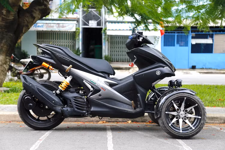 Chiếc Yamaha NVX độ 3 bánh đã được tạo ra với mục đích chính là phục vụ nhu cầu di chuyển của chủ nhân - một người bị khiếm khuyết ở chân nhưng vẫn có niềm đam mê lớn với những chiếc môtô. Anh đã mua một chiếc NVX 155 ngay sau khi chiếc xe ra mắt vào tháng 12/2016 và tìm xưởng độ nó thành xe 3 bánh.