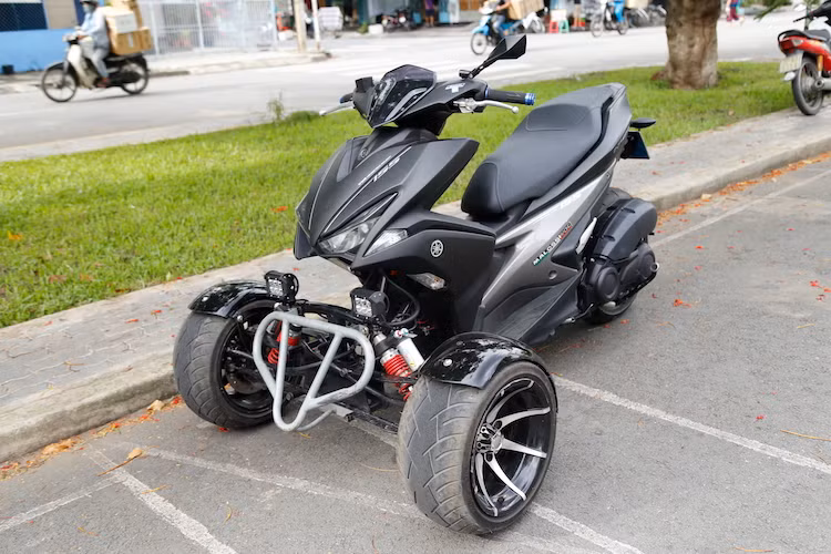 Kể từ khi ra mắt tới nay, dòng xe ga Yamaha NVX 155 và phiên bản động cơ nhỏ hơn là Yamaha NVX 125 đã thu hút được sự quan tâm của nhiều người chơi xe tại Việt Nam, và những bản độ từ mẫu xe này cũng liên tục ra đời. Tuy nhiên, gần như không có bản độ NVX nào "đụng chạm" nhiều tới kết cấu như chiếc xe độ 3 bánh trong bài viết này.