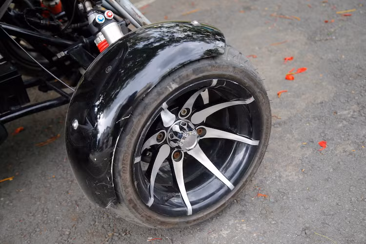 Mỗi bánh trước có kiểu dáng cực "ngầu" do sử dụng mâm đúc 12 inch bản lớn lấy từ xe ATV, đi kèm với lốp bản 200/30/12. Chủ xe cũng đã đặt độ mỗi bên bánh trước một giảm xóc G@zi vốn dành cho bánh sau của xe. Phuộc được đặt với kết cấu tay đòn tương tự trên xe hơi để đảm bảo sự êm ái khi vận hành.