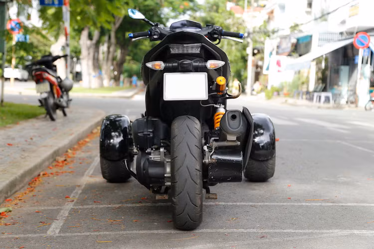 Tuy nhiên trên mâm và gắp sau, chủ xe đã lắp đặt một bộ số lùi vận hành bằng điện với nguồn lấy từ ắc quy. Sử dụng một mô-tơ điện nhỏ gọn gắn ở gắp, động cơ điện dẫn động bánh sau thông qua một bánh răng lớn gắn ở mâm.