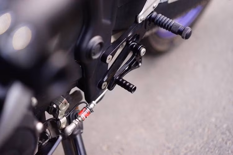 Cụm để chân bằng nhôm CNC không chỉ khiến chiếc R3 trông sắc sảo hơn mà còn đem tới tư thế ngồi thể thao cho chiếc xe. Trên bản độ này, chủ xe cũng đã độ cho R3 hệ thống chuyển số nhanh Quickshifter, kèm theo bộ ECU Power Commander 5.