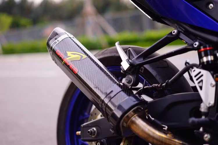 Cùng với lọc gió K&amp;N và hệ thống xả full system, sức mạnh từ khối động cơ 321 cc 2 xi-lanh của R3 đã tăng nhẹ so với con số 42 PS nguyên bản. Ở phía sau, hệ thống phanh đã được độ bình dầu titan AEM, trong khi khí thải được dẫn qua cây pô Graves carbon để có tiếng nổ ấm và uy lực hơn.