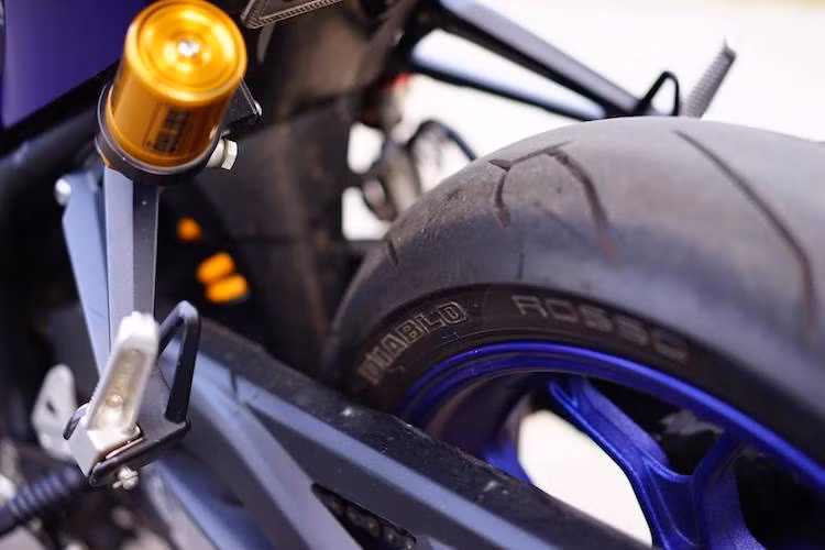 Cả 2 bánh xe cũng đã được chủ nhân thay cho bộ lốp Pirelli Diablo Rosso để tăng độ bám đường so với R3 nguyên bản, trong khi hệ thống phuộc sau của xe cũng đã được độ lại bằng phuộc Ohlins bình dầu rời với khả năng điều chỉnh độ nhún/nảy linh hoạt.